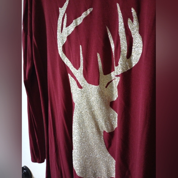 🙂Vanilla Bay Dark Red Top with Gold Glitter Reindeer Size Medium - Picture 5 of 7